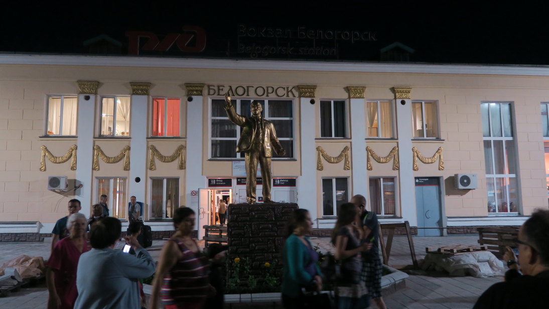 Estatua de Lenin en la estación de Белого́рск (Belogorsk).